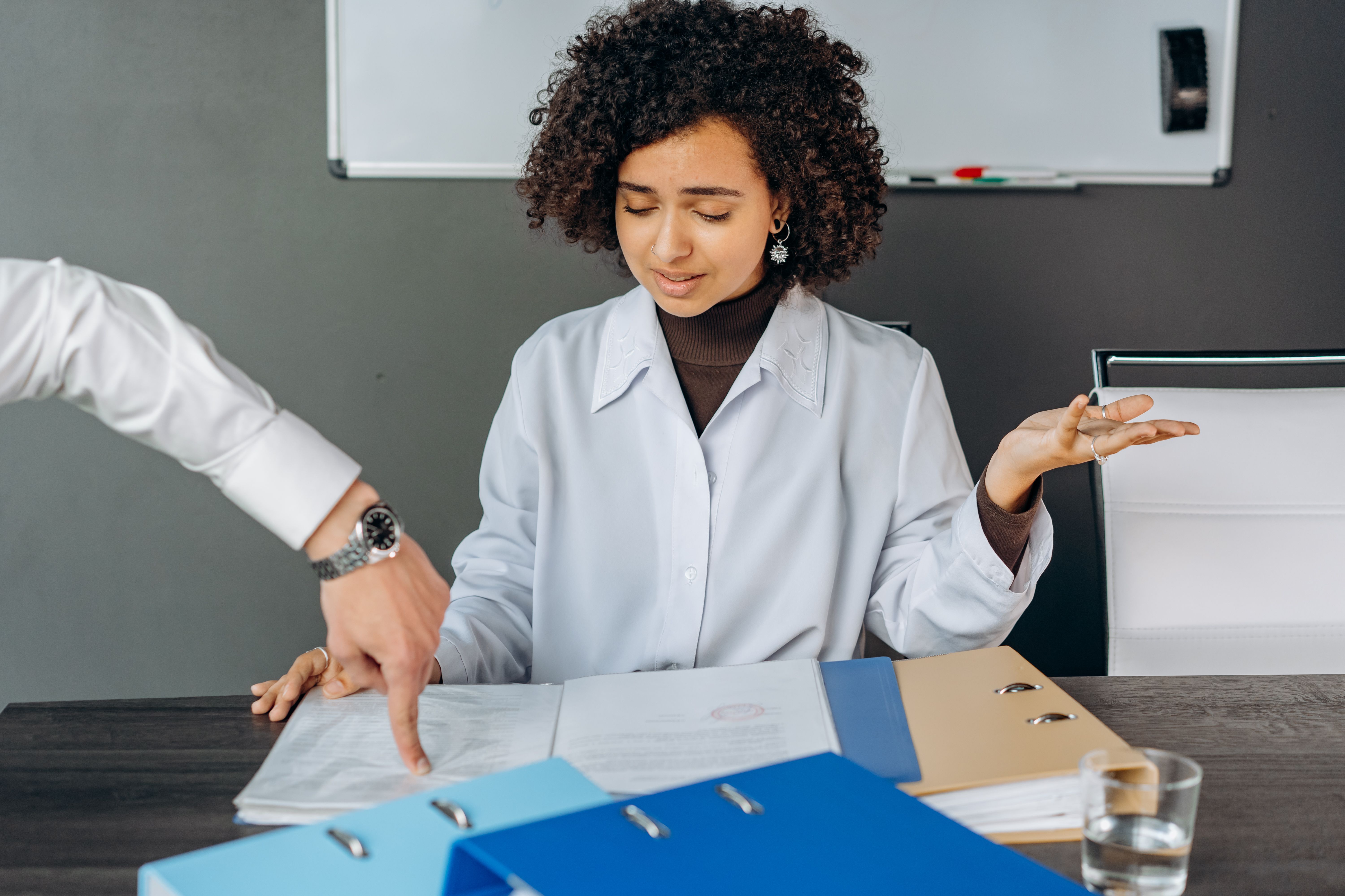 Überlastete Büroarbeit mit vielen Dokumenten und manuellen Arbeitsschritten
